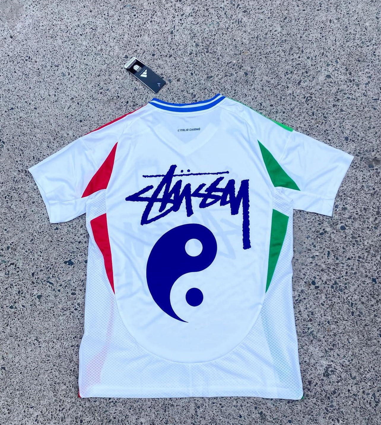 Italië X Stussy 24-25 | Voor- en achterkant print